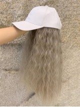 Parrucche Sintetiche Lunghe Ricci 22 Pollici Con Cappelli Da Baseball Bianchi