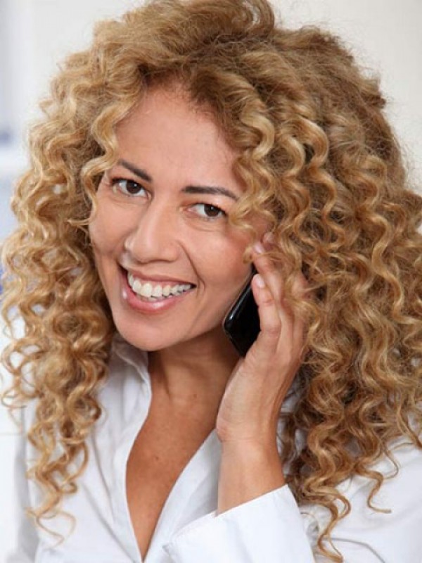 Parrucche Di Capelli Umani Di Remy Senza Cappuccio Ricci Lunghi A Densità Del 150% 22 Pollici