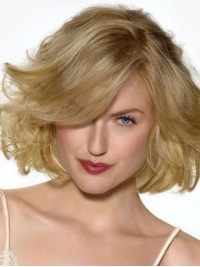 Dovrebbe La Lunghezza Delle Parrucche Ondulate Bionde Dei Capelli Umani Senza Cappuccio Con La Frangetta