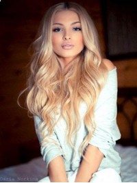 Alena Shishkova Parrucche Ondulate Lunghe Bionde Con Separazione Centrale 26 Pollici
