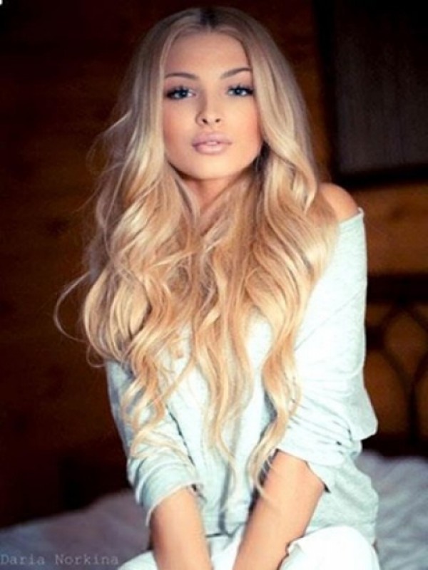 Alena Shishkova Parrucche Ondulate Lunghe Bionde Con Separazione Centrale 26 Pollici