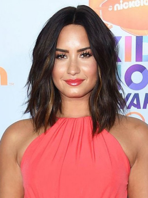Demi Lovato Parrucche Di Capelli Umani Di Remy Senza Cappuccio Ondulati Con Separazione Centrale Media 12 Pollici