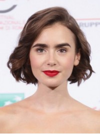 Lily Collins Parrucche Corte Ondulate Con Pizzo Frontale