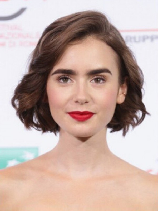 Lily Collins Parrucche Corte Ondulate Con Pizzo Frontale