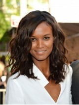 Liya Kebede Parrucche Sintetiche Senza Cappuccio Ondulate Medie Con Frangia Laterale 14 Pollici