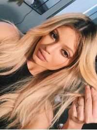 Parrucche Frontali In Pizzo Sintetico Lungo Rettilineo Kylie Jenner Con Riga Centrale