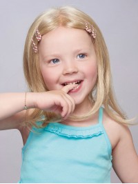 Parrucca Di Capelli Biondi A Metà Della Bambina Ad Angolo
