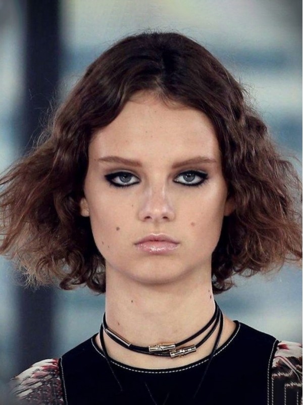 Parrucche Per Capelli Umani Senza Cappuccio Ondulate Corte Con Separazione Centrale 12 Pollici