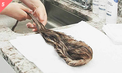 Passaggio 4b: condizionare i capelli umani Passaggio 4b: condizionare i capelli umani