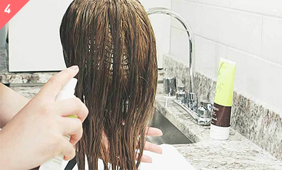Passaggio 4a: condizionare i capelli sintetici Passaggio 4a: condizionare i capelli sintetici
